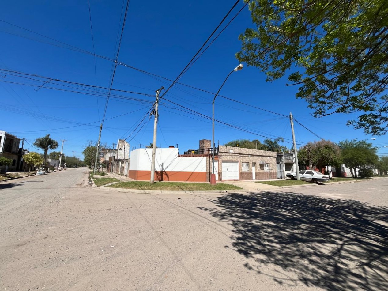 CASA + MONOAMBIENTE AMBOS EN IMPECABLE CONDICIONES !! OPORTUNIDAD DE INVERSION O PRIMERA VIVIENDA !!