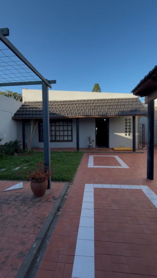 CASA IMPECABLE CON PISCINA Y DE GRAN TAMAÑO ! OPORTUNIDAD ! 