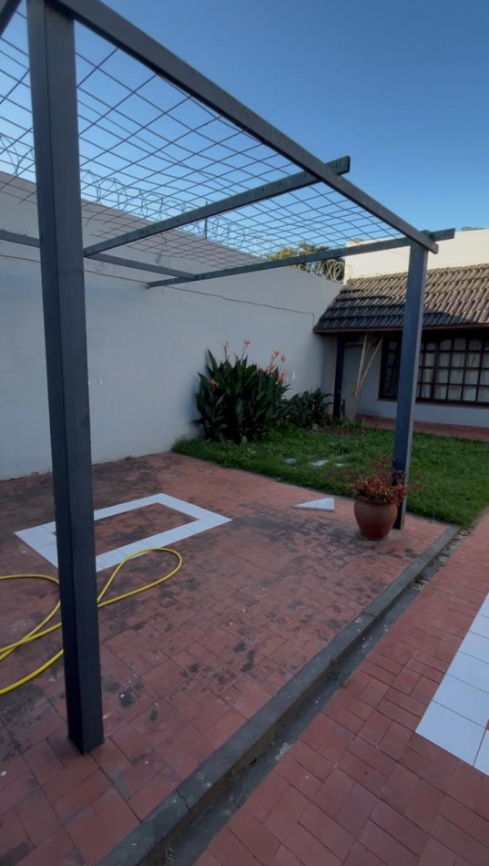 CASA IMPECABLE CON PISCINA Y DE GRAN TAMAÑO ! OPORTUNIDAD ! 