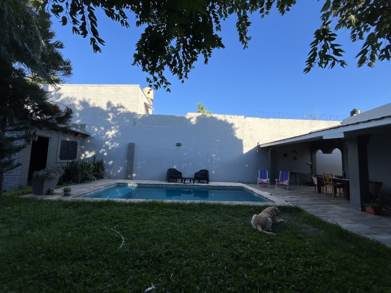 CASA IMPECABLE CON PISCINA Y DE GRAN TAMAÑO ! OPORTUNIDAD ! 