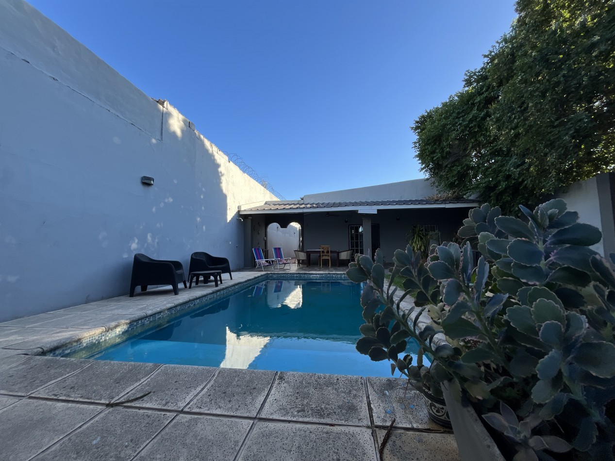 CASA IMPECABLE CON PISCINA Y DE GRAN TAMAÑO ! OPORTUNIDAD ! 