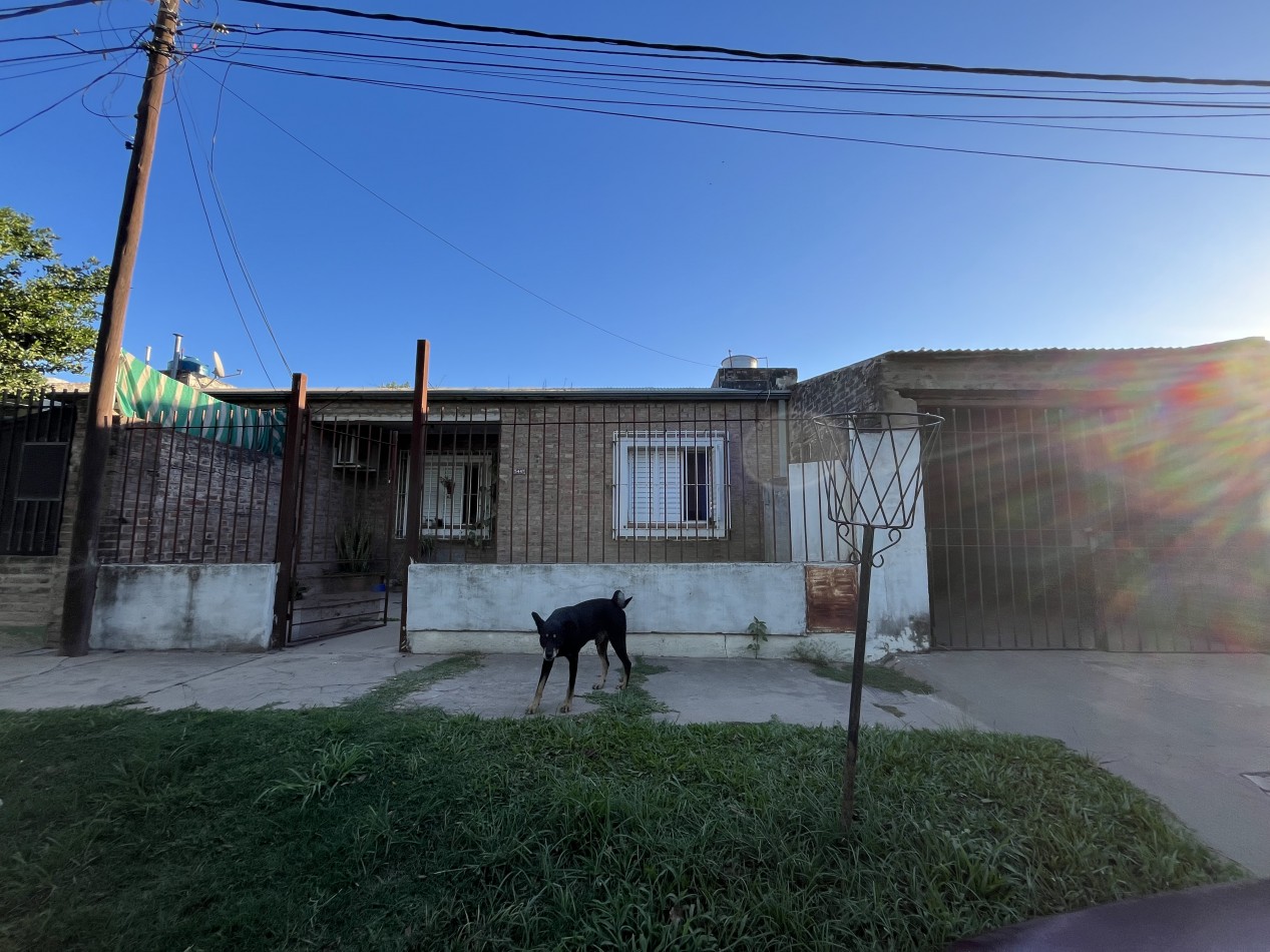 CASA CON GRAN PATIO VERDE ! IMPERDIBLE