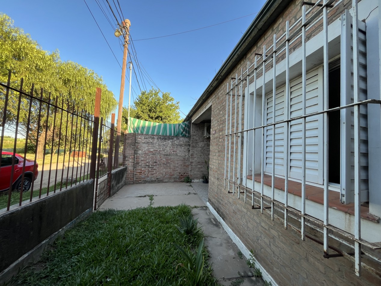 CASA CON GRAN PATIO VERDE ! IMPERDIBLE