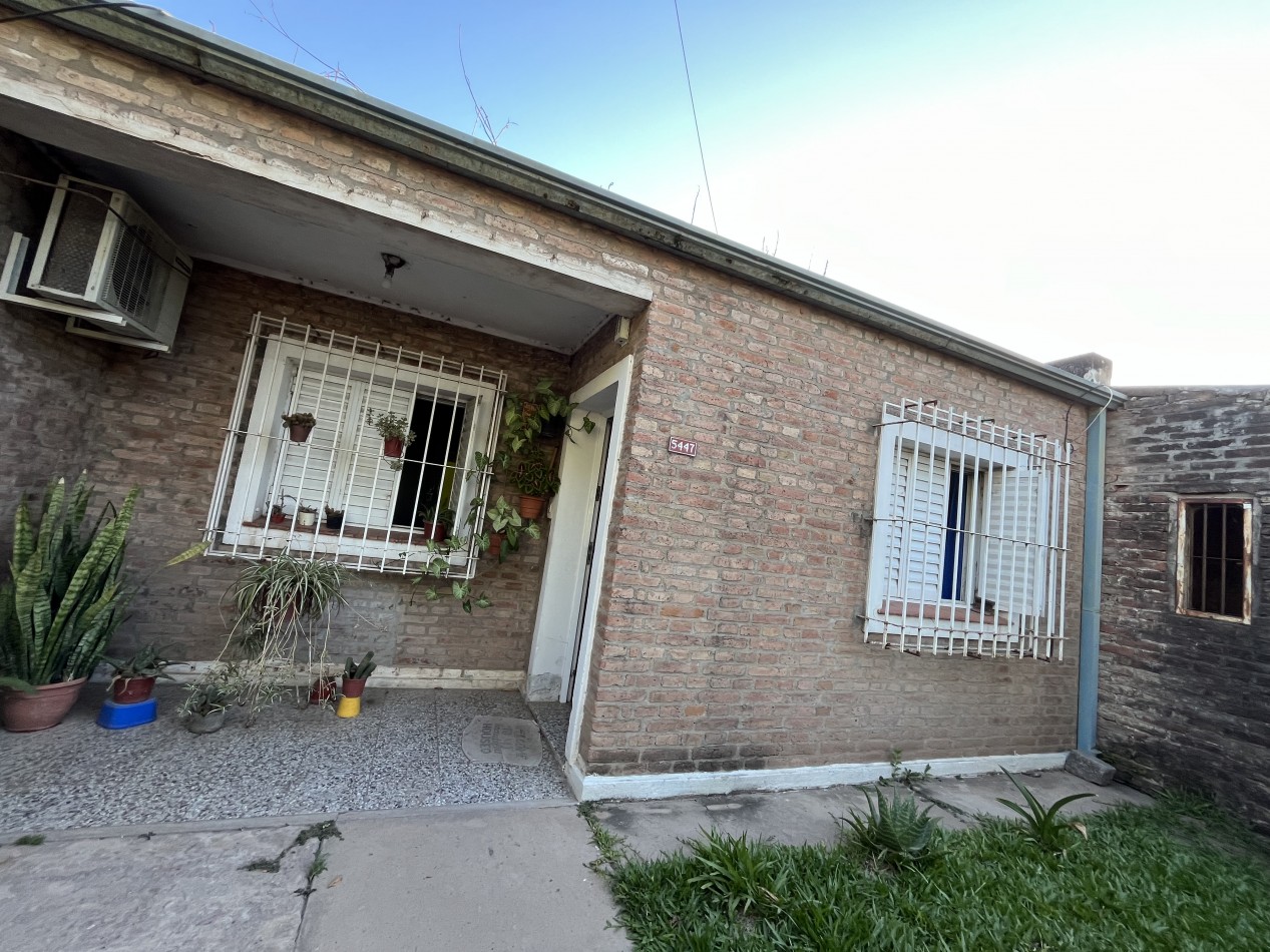 CASA CON GRAN PATIO VERDE ! IMPERDIBLE