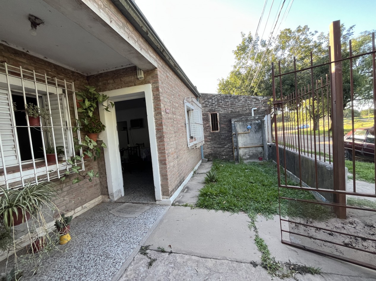 CASA CON GRAN PATIO VERDE ! IMPERDIBLE