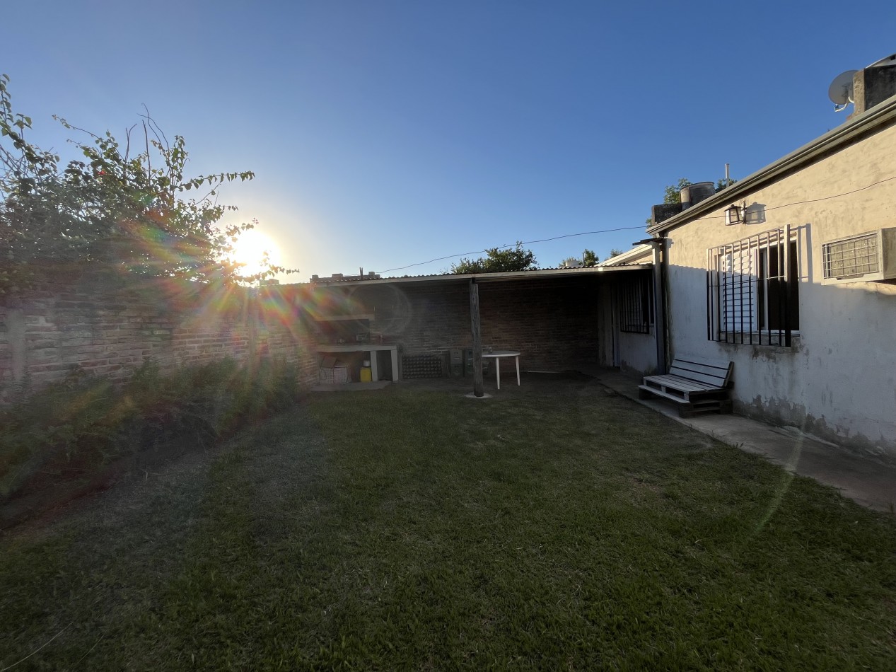 CASA CON GRAN PATIO VERDE ! IMPERDIBLE