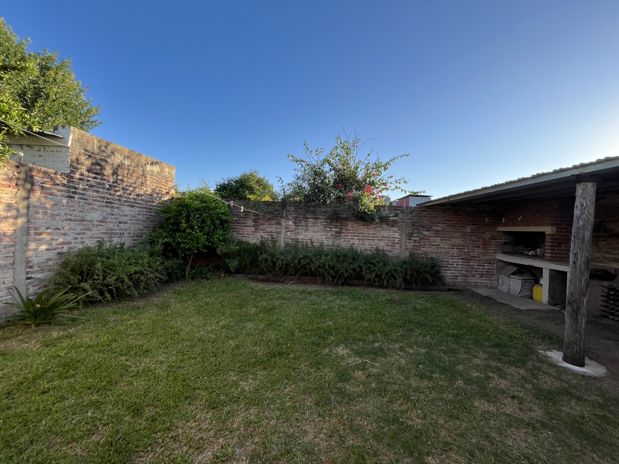 CASA CON GRAN PATIO VERDE ! IMPERDIBLE