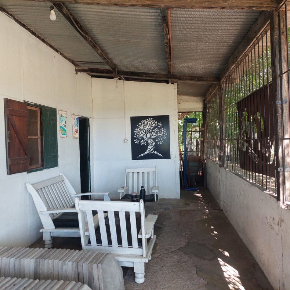 COMODA CASA CON AMPLIO PATIO PARQUIZADO EN CAYASTA, STA FE