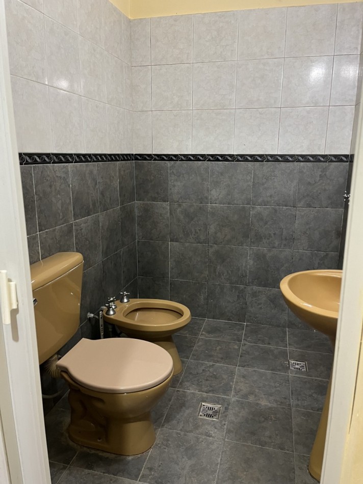 CASA CON COCHERA Y LOCALES!! A METROS DE AVDA. PEÑALOZA!! ZONA NOROESTE!!