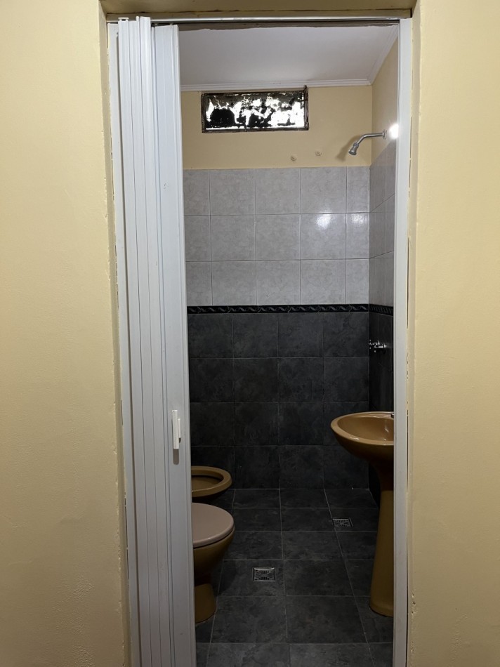 CASA CON COCHERA Y LOCALES!! A METROS DE AVDA. PEÑALOZA!! ZONA NOROESTE!!