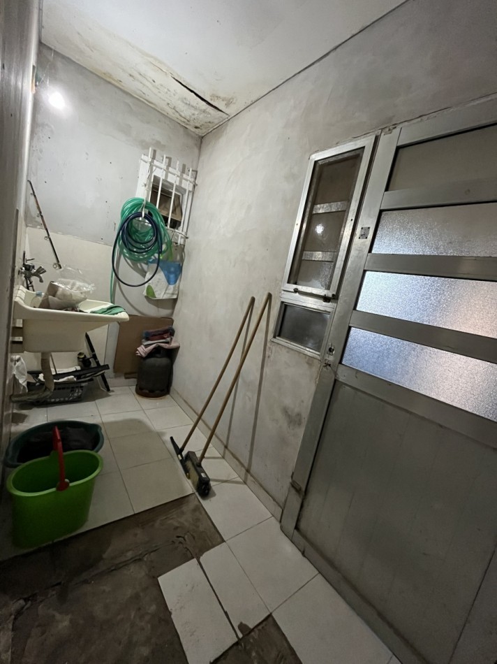 CASA CON GRAN PATIO VERDE ! IMPERDIBLE