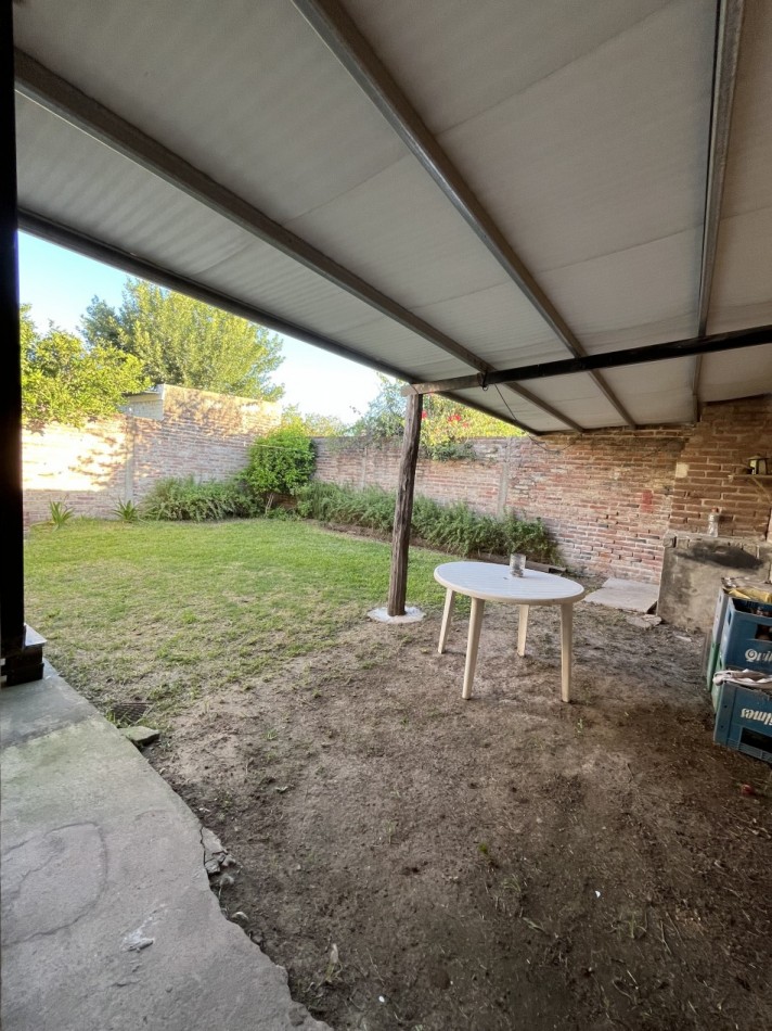 CASA CON GRAN PATIO VERDE ! IMPERDIBLE