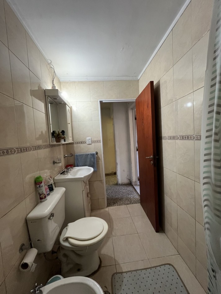 CASA CON GRAN PATIO VERDE ! IMPERDIBLE