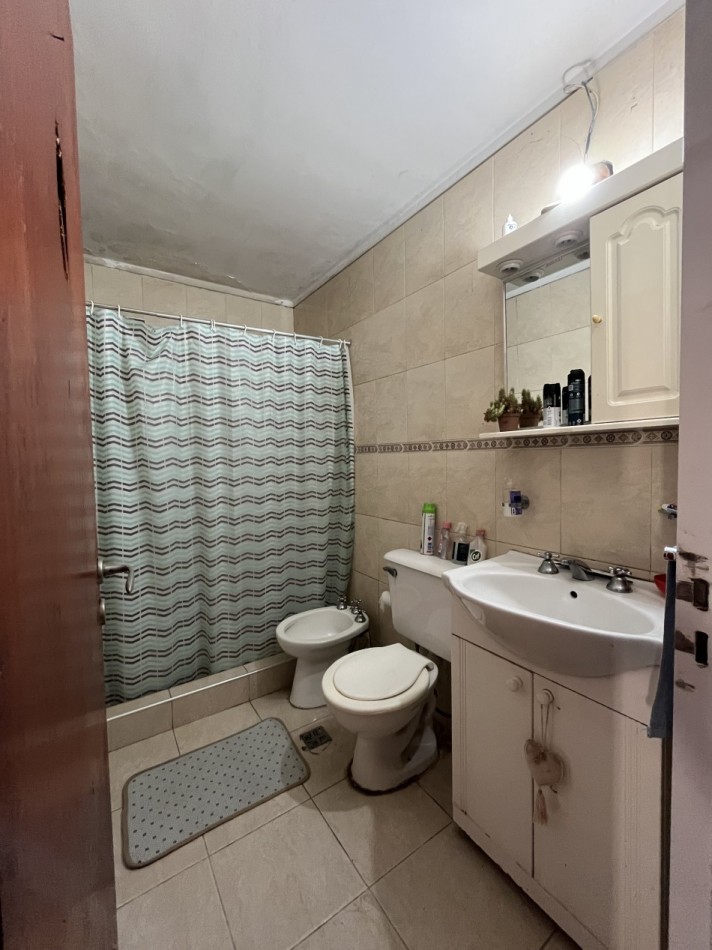 CASA CON GRAN PATIO VERDE ! IMPERDIBLE