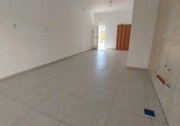 VENTA DE CASA TOTALMENTE REFACCIONADA EN PADRE GENESIO AL 1200