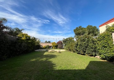 CASA CON ENORME PARQUIZADO VERDE ESPECTACULAR ESTADO !! ACEPTA ENTREGA Y FINANCIACION !! NO LA PIERDAS APURATE !!