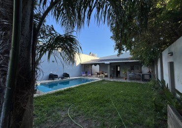 CASA IMPECABLE CON PISCINA Y DE GRAN TAMAÑO ! OPORTUNIDAD ! 